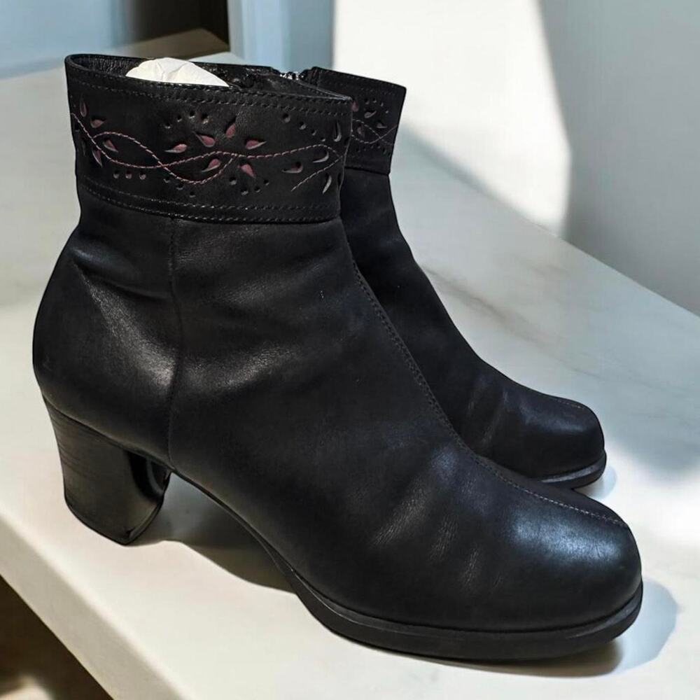 Women’s Y2K Clarks Leather Round Toe Ankle Boot Size 9 With Pink Floral Design